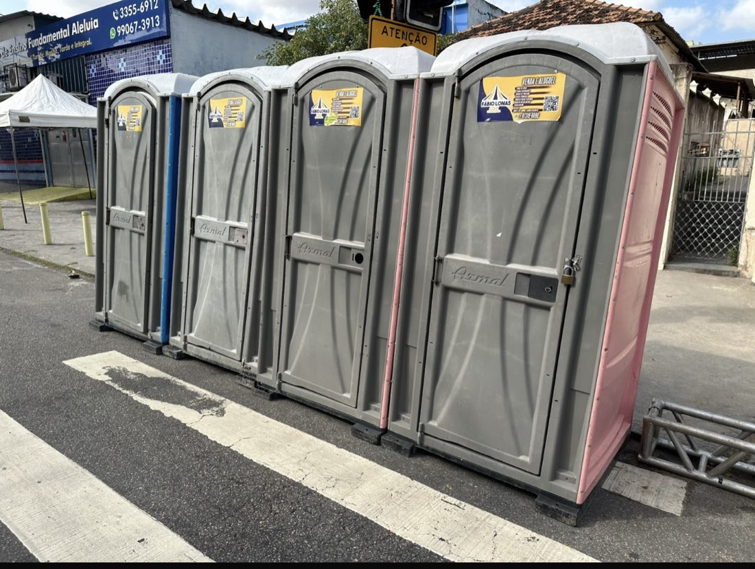 Banheiros químicos instalados em evento de rua no Rio de Janeiro